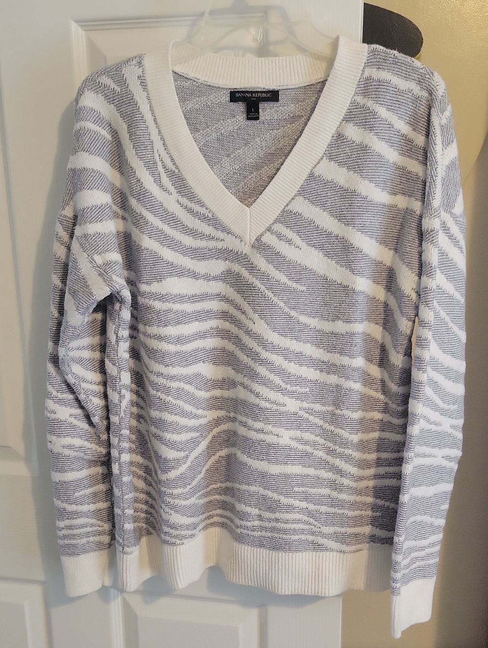 Banana Republic SzLg Cotton Blend White and Light Gray Striped V-Neck Sweater